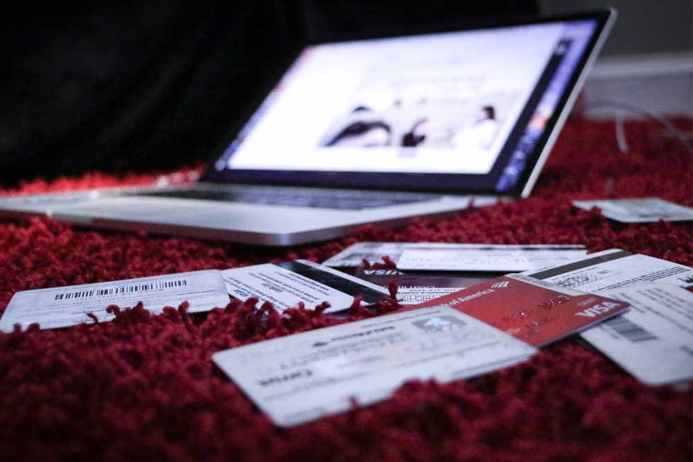 Laptop mit Kreditkarten